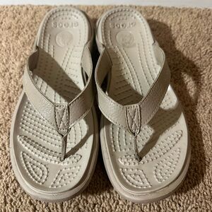 Crocs Women’s Capri Sandal Flip Flop Size 6 Beige/Mushroom Color